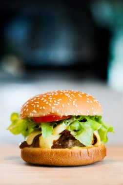 Marul ve domatesli peynirli burger.