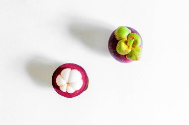 Beyaz arka planda tüm kesikleri izole ettim. Üst açı