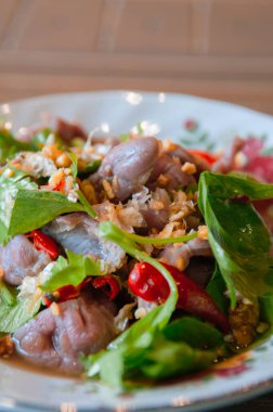 Yemek masasında Tayland yemeği, yeşil kereviz yapraklı baharatlı biftek salatası ve klasik karemik tabak.