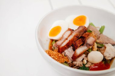 Domuz etli erişte, haşlanmış yumurta, ciğer, balık köftesi, beyaz kasede kırmızı baharatlı domuz eti. Görüntüyü kapat