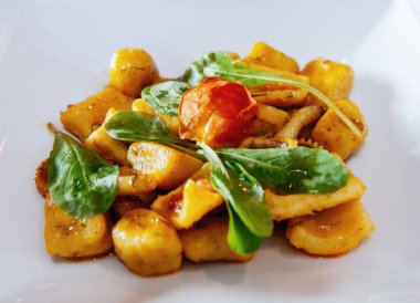 Ispanak ahtapot tereyağlı, parmesan peynirli ve otlu patates gnocchi.