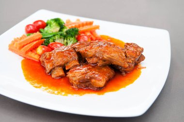 Domates soslu kızarmış por pirzola..