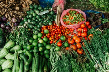 Asya sabah pazarında çeşitli taze sebzeler ve yerel ürünler. Organik ev yapımı tarım ürünleri