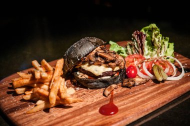 Biftek kömürü, patates kızartması, peynir, sebze, sos.