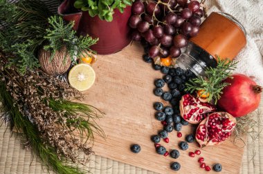 Sağlıklı beslenme teması ve ahşap arka planda farklı meyveler. Boşluğu kopyala