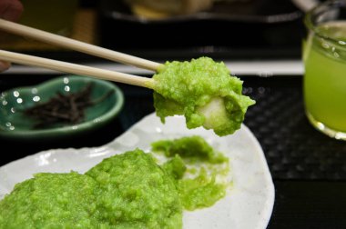 Japonya 'nın Sendai ve Tohoku bölgesinde yeşil çayla servis edilen yeşil soya fasulyesi ezmeli Zunda mochi veya Mochi.