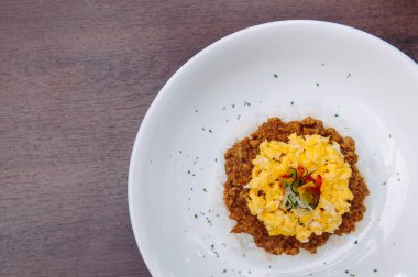 Japon baharatlı bronzlaşmış domuz eti buharda pişmiş pilav ve orta pişmiş yumurta. Yakın çekim