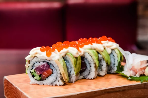Somon Ton Somon Roe Avocado Maki Roll Sushi Placă Lemn — Fotografie, imagine de stoc