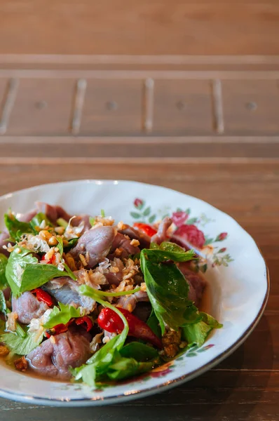餐桌上的泰国菜 香喷喷的牛肉沙拉和青芹菜叶在老式的护理盘里 — 图库照片