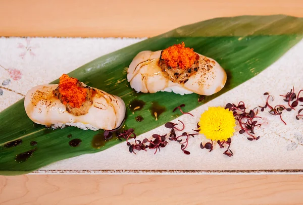 Bucăți Frumoase Proaspete Sushi Japonez Engawa Creveți Placă Ceramică Împușcat — Fotografie, imagine de stoc