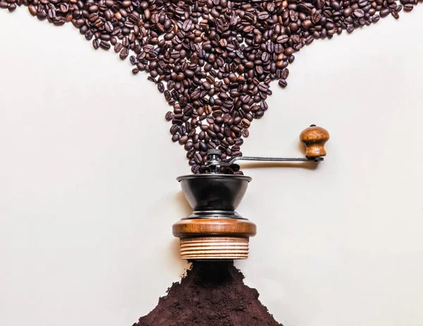 Geroosterde Zwarte Koffiebonen Laten Vallen Retro Houten Molen Komen Uit — Stockfoto