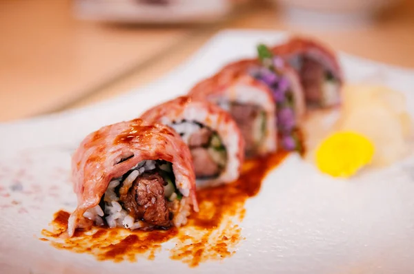 Bucăți Frumoase Proaspete Rulouri Japoneze Sushi Maki Din Carne Vită — Fotografie, imagine de stoc