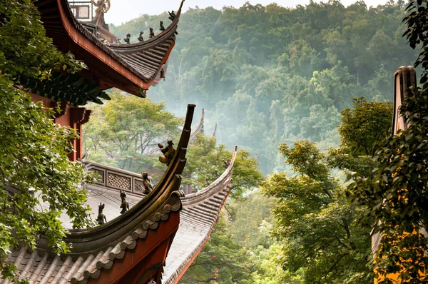 Büyük antik çatı mimarisi Lingyin Tapınağı Budist manastırı yeşil orman arasında, Hangzhou - Çin