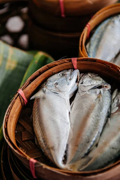 Lokale Markt Straatvoedsel Thais Eten Verse Rauwe Makreel Vis Bamboe — Stockfoto