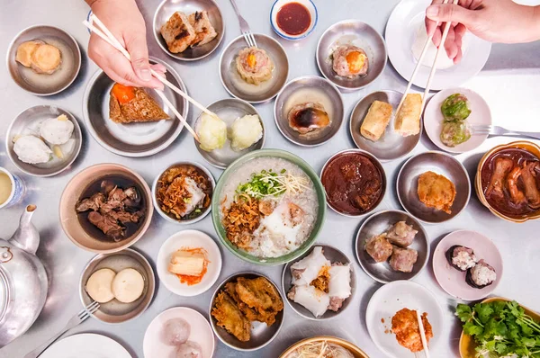 Dim Sum - Yum Cha geleneksel Çin çay saati.