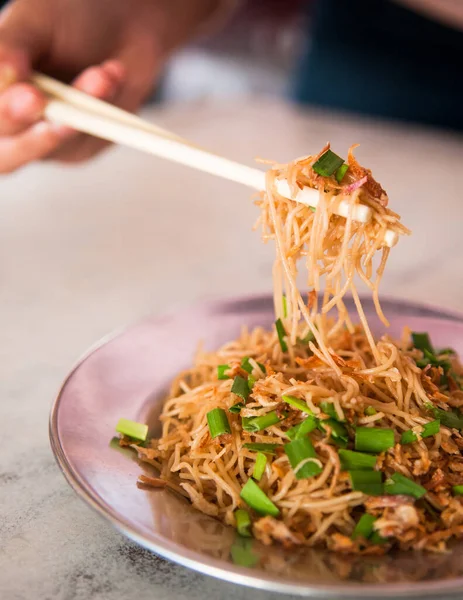 Mie Hoon, domuz pirzolası çorbası ve kızarmış erişte..