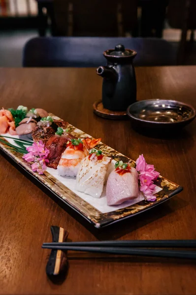 Multe Tipuri Sushi Japonez Placă Ceramică Masă Lemn Restaurant Placă — Fotografie, imagine de stoc
