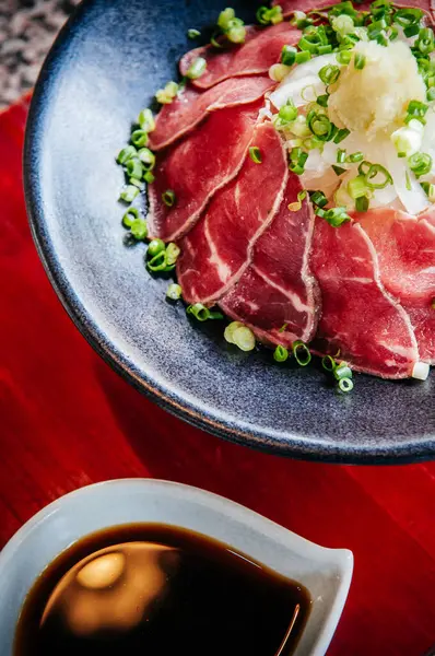 Mooie Japanse Tataki Rauwe Rundvlees Keuken Zwarte Kom Met Gember — Stockfoto