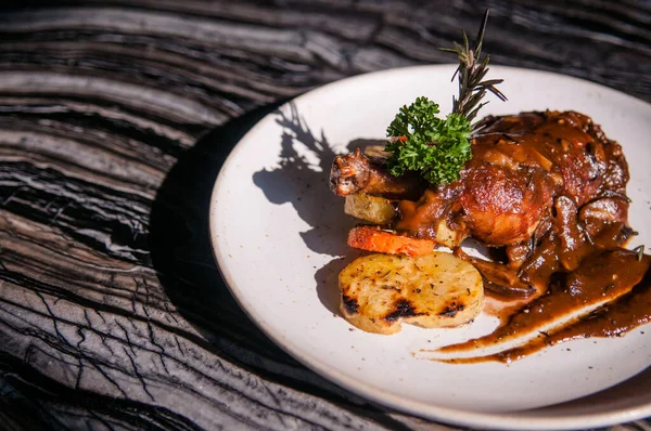 Roasted Chicken Leg Gravy Potato Carrot — Stock Photo, Image