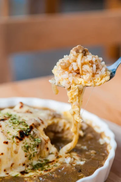 日本Kare Omu饭 日本煎蛋卷饭 勺子上有咖哩 — 图库照片