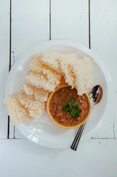 Thai Knuspriger Reiskuchen Mit Garnelen Tammarinde Erdnusssoße Traditioneller Thailändischer Snack — Stockfoto