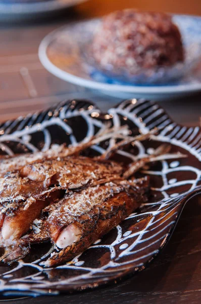 Thailändisches Essen Auf Dem Esstisch Frittierter Knuspriger Makerelfisch Auf Schönem — Stockfoto