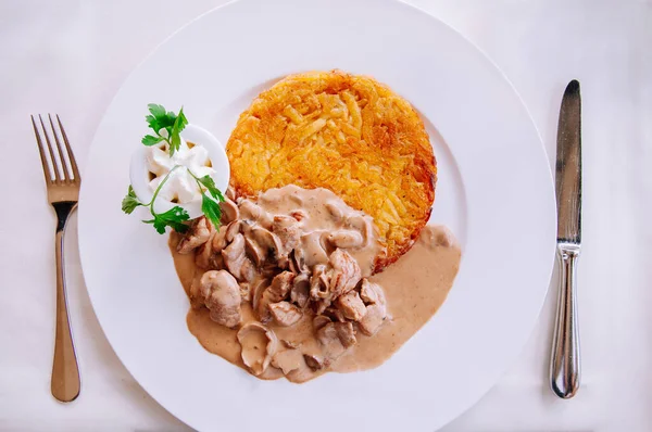 苏黎世风格的小牛肉炖肉 配以奶油蘑菇肉汁和炸罗丝蒂土豆 白盘中的瑞士菜 — 图库照片