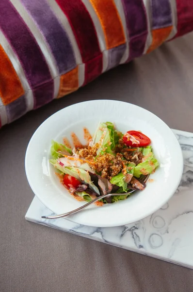 Frisch Grüner Mix Salat Mit Knuspriger Krume Weißer Schüssel Auf — Stockfoto