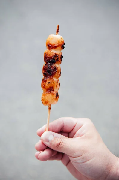 อาหารถนนญ นขนมขบเค ยวย Mitarashi Dango Skewer บซอสเค มหวานในม — ภาพถ่ายสต็อก
