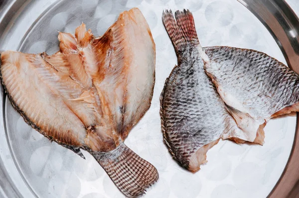 Paar Zon Gedroogde Gezouten Tilapia Vis Roestvrij Dienblad Aziatisch Lokaal — Stockfoto