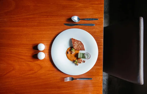 シーバスとホタテのステーキ現代料理 グリルしたシーバスとホワイトプレートの上にクリームソースとホタテ トップビューのショット — ストック写真