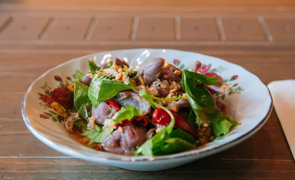 Thailändisches Essen Auf Dem Esstisch Würziger Rindfleischsalat Mit Grünen Sellerieblättern — Stockfoto