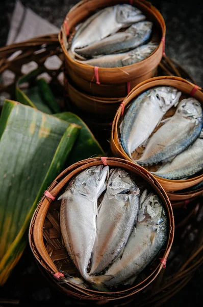 Lokale Markt Straatvoedsel Thais Eten Verse Rauwe Makreel Vis Bamboe — Stockfoto