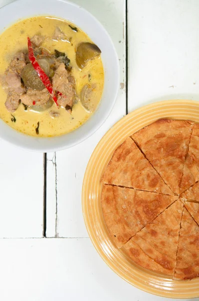 Delicioso Roti Indiano Com Pratos Caril Verde Tailandês Cremoso Picante — Fotografia de Stock