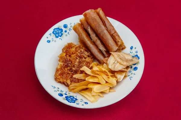 Thai Lokalen Getrockneten Früchten Süßen Snack Mangoplatte Knusprige Bananenchips Und — Stockfoto