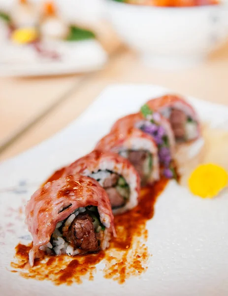 Bucăți Frumoase Proaspete Rulouri Japoneze Sushi Maki Din Carne Vită — Fotografie, imagine de stoc