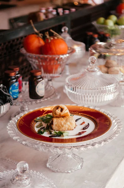 Bakverk Bar Och Diverse Puff Bakverk Frukt Lyxigt Glas Piedestal — Stockfoto