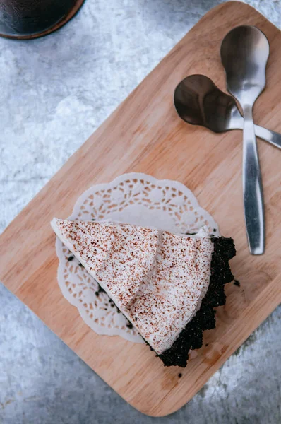 Banoffee Cheesecake Cremoso Com Biscoitos Chocolate Placa Madeira Vista Superior — Fotografia de Stock