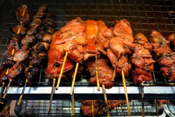 Fettiges Grillhähnchen Und Leberspieße Ungesundes Streetfood Bangkok Aus Nächster Nähe — Stockfoto