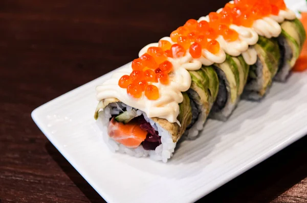 Somon Ton Somon Roe Avocado Maki Roll Sushi Placă Albă — Fotografie, imagine de stoc