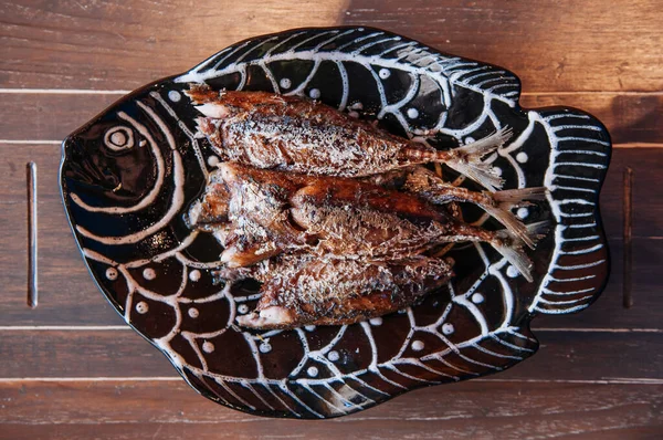 Thailändisches Essen Auf Dem Esstisch Frittierter Knuspriger Makerelfisch Auf Schönem — Stockfoto