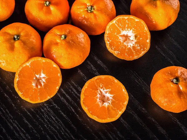 Fresh Halves Oranges Whole Oranges Copy Space Black Wooden Table — Stock Photo, Image