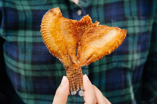 Kleines Stück Knuspriger Goldener Frittierter Tilapia Fisch Frauenhand — Stockfoto