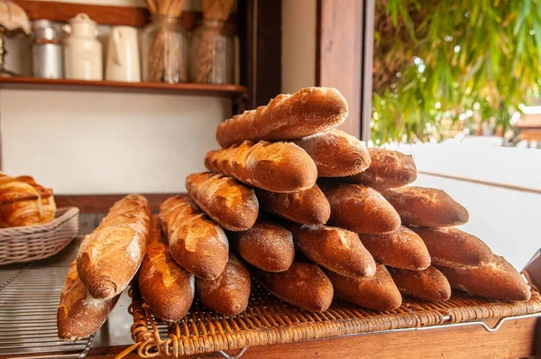 Gran Pila Hermoso Pan Trigo Francés Baguette Una Pequeña Panadería —  Fotos de Stock