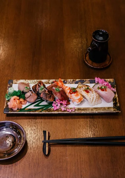 Multe Tipuri Sushi Japonez Placă Ceramică Masă Lemn Restaurant Placă — Fotografie, imagine de stoc