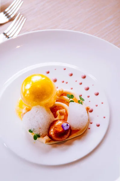 Moleküler gastronomi yaratıcılık modern mutfak, güzel yaratıcılık gıda dekorasyonu fikri.
