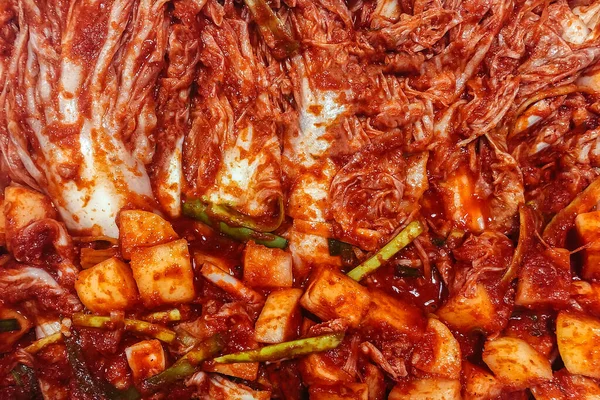韓国のキャベツキムチ赤唐辛子とネギを閉じます 健康的な料理韓国の食文化の最も有名な副料理 — ストック写真