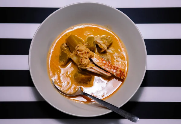 Läcker Thailändsk Kokosmjölk Röd Curry Med Blå Simmare Krabba Ben — Stockfoto