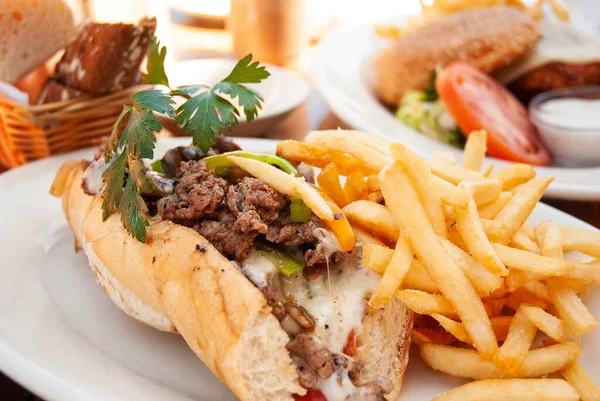 Amerikan usulü biftekli sandviç ve patates kızartması.