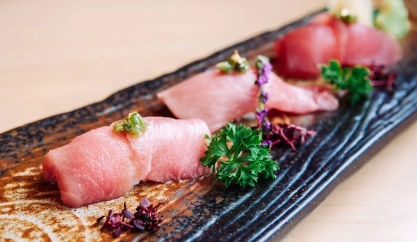 Pedaços Bonitos Frescos Sushi Japonês Atum Otoro Placa Cerâmica Artesanal — Fotografia de Stock